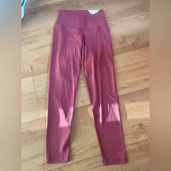 NWT Offline by Aerie real me lace up 7/8 leggings size M red Dusty rose/pink - Picture 2 of 10